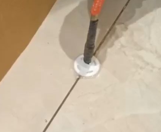 盘锦瓷砖空鼓维修公司专业解答瓷砖在铺贴过程中，如果没有涂抹均匀到位的粘结材料（如水泥砂浆或瓷砖胶），可能会导致以下问题